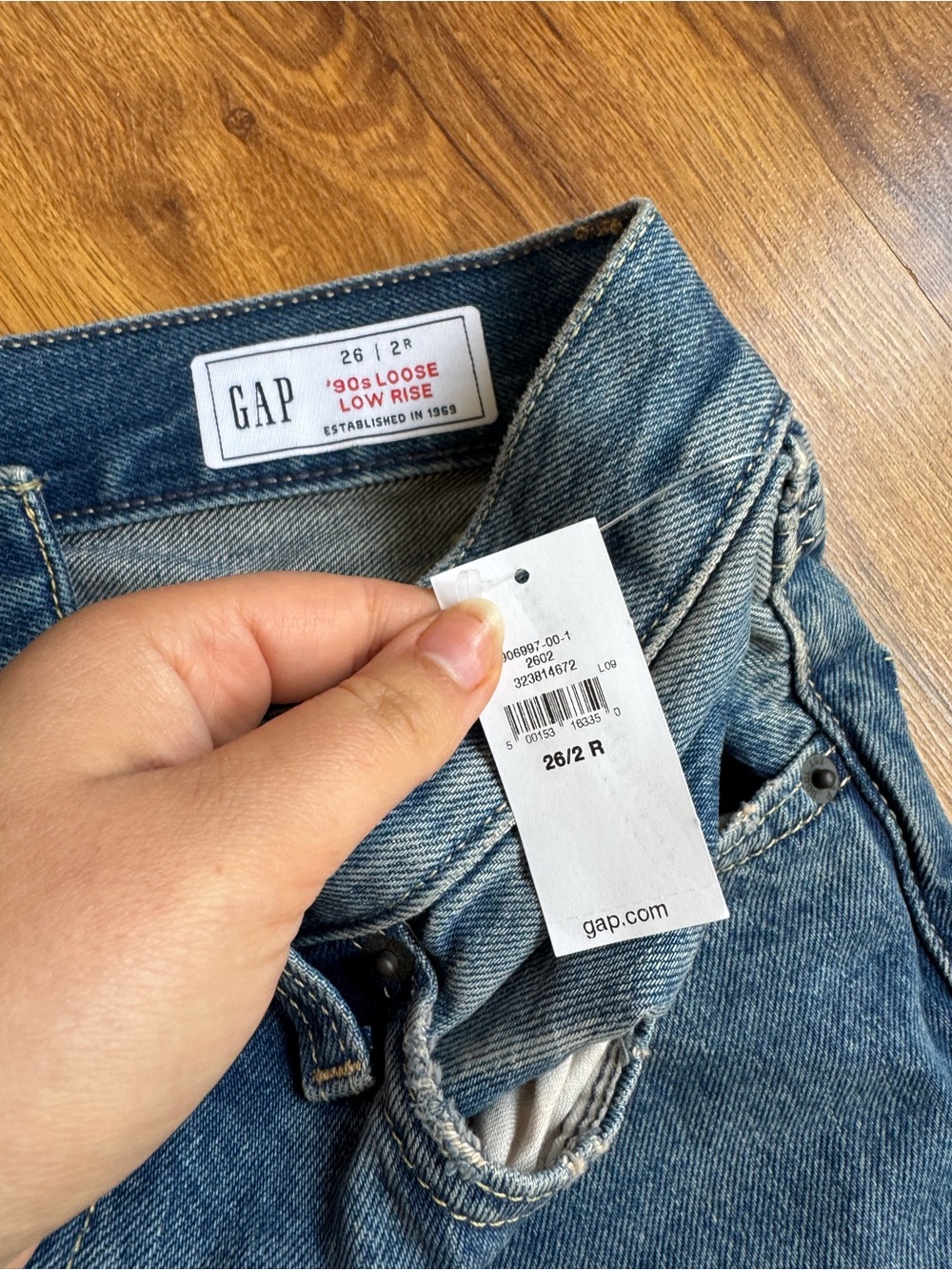 The HAILEY BIEBER GAP 90s loose low rise jean in indigo - Picture 2 of 4